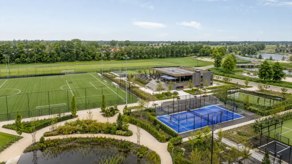 Luchtfoto van een modern Sportpark met velden en clubhuis