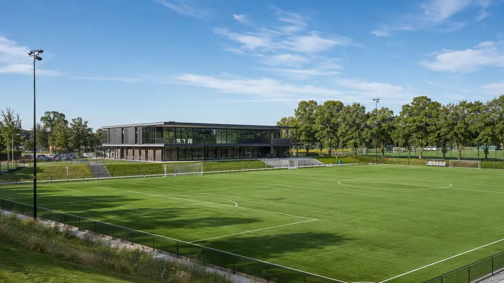 Sportpark met voetbalveld en clubgebouw