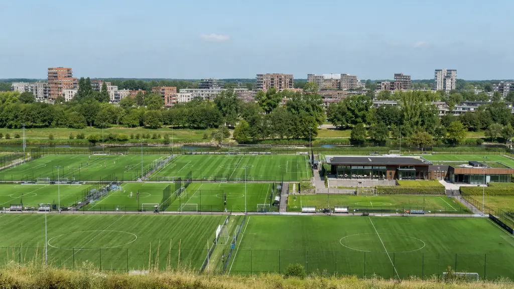 Luchtfoto van een Sportpark aan de rand van de stad